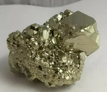 Wspaniały przykład klastra kryształów żelaza pirita, Peru pogrywa złoto